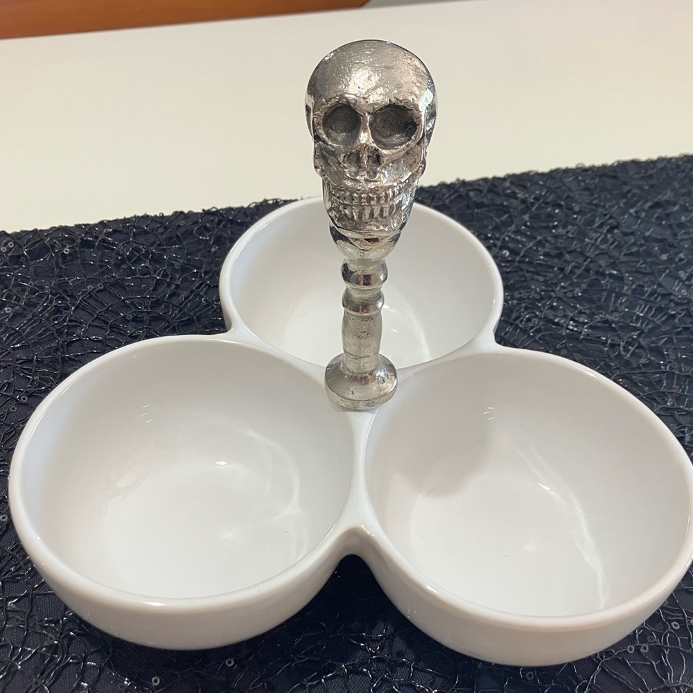 New Pottery Barn Walking Dead Skull Halloween 3 Condiment Serving Bowl